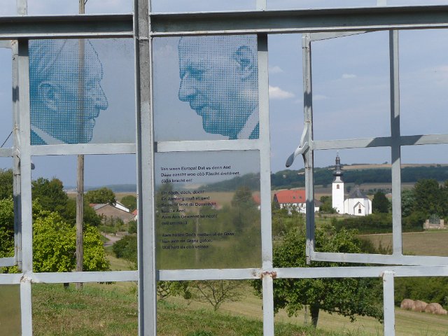 Die deutsche Kirche durch das Grenzblickfenster